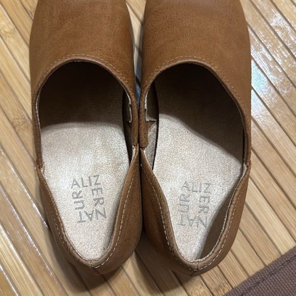 Naturalizer Women's Carlyn Slip-On Low Ankle Bootie Shootie - Picture 5 of 6